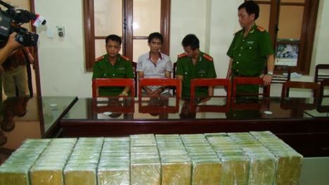 Vận chuyển 100 bánh heroin, hai đối tượng bị bắt tại trận